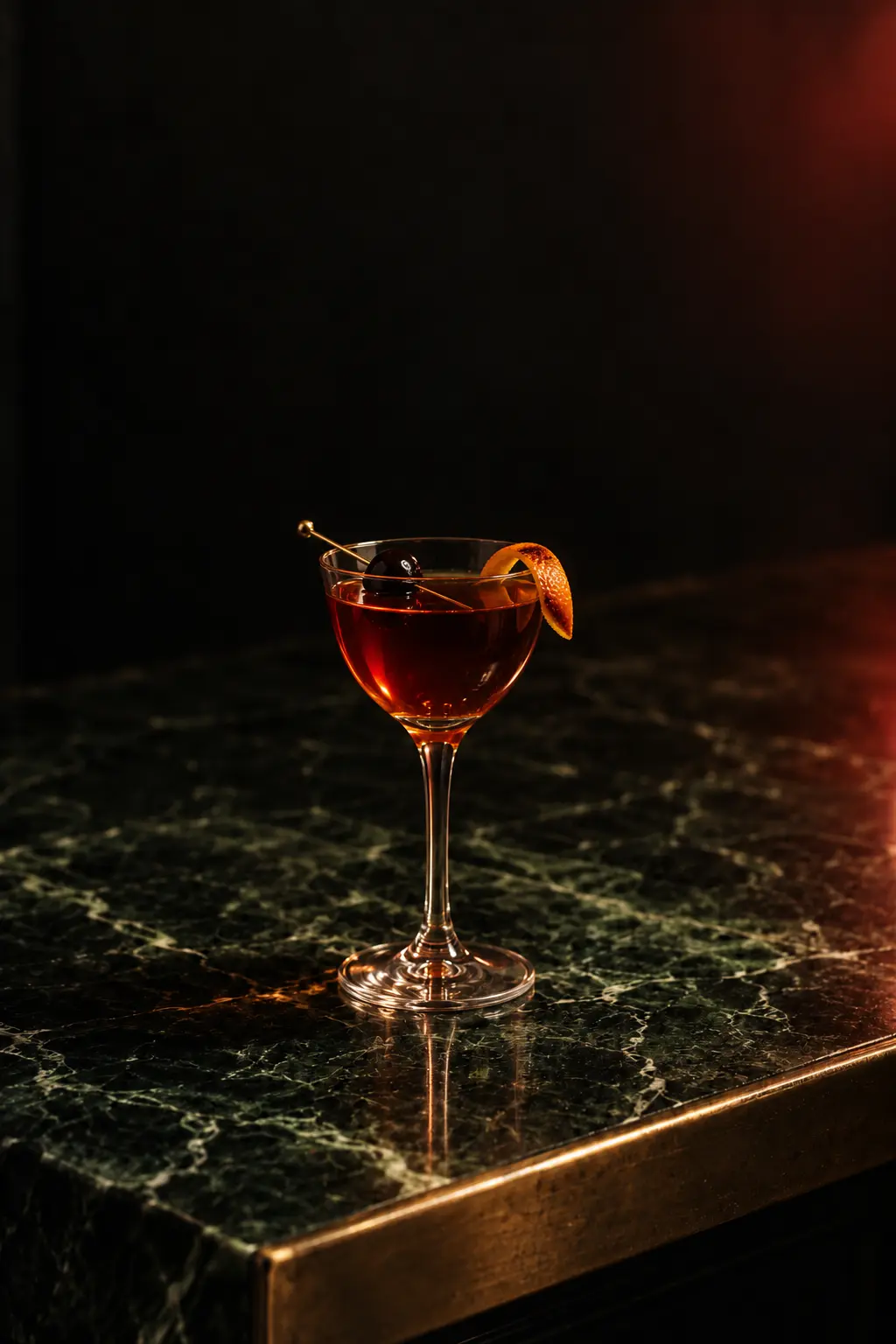 Laque, Whisky japonais, umeshu, bitters à la cerise, zeste d'orange brûlé