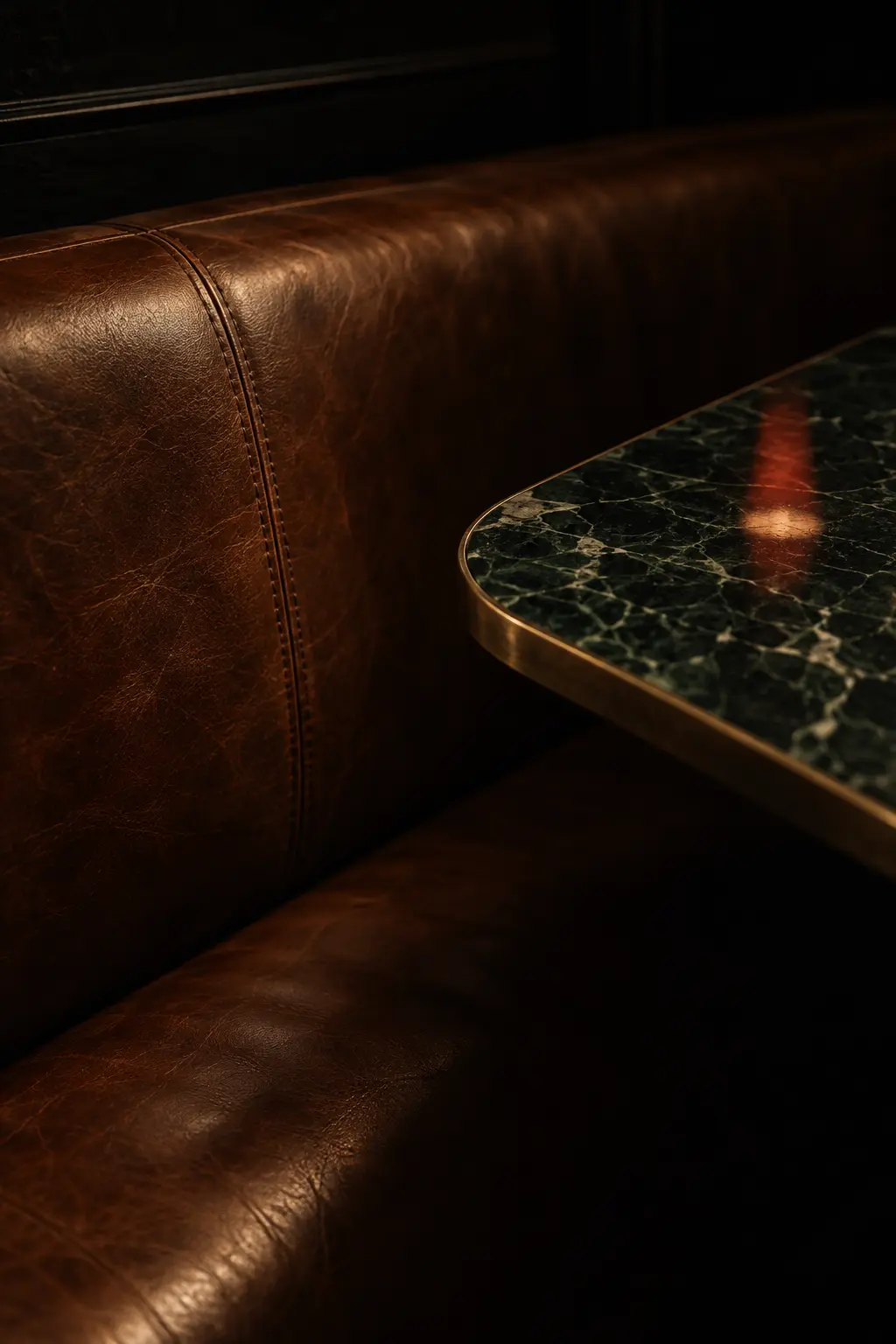 Banquette de cuir et marbre