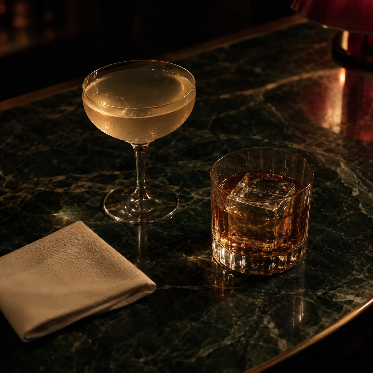 Deux verres sur le marbre